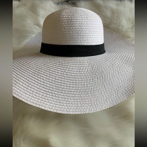 Women’s Solid Band Extra Wide Brim White Summer Hat With Black Band NWOT